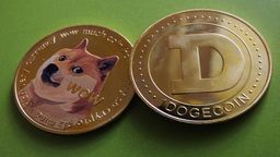 تقوم حيتان Dogecoin بتحويل 800 مليون DOGE إلى البورصات، مع عمليات بيع محتملة في المستقبل